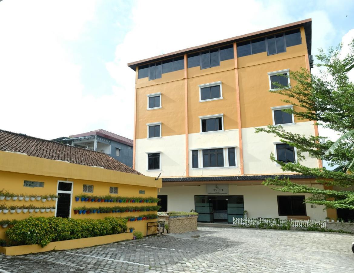 Joyful Hotel Tanjung Pandan Esterno foto