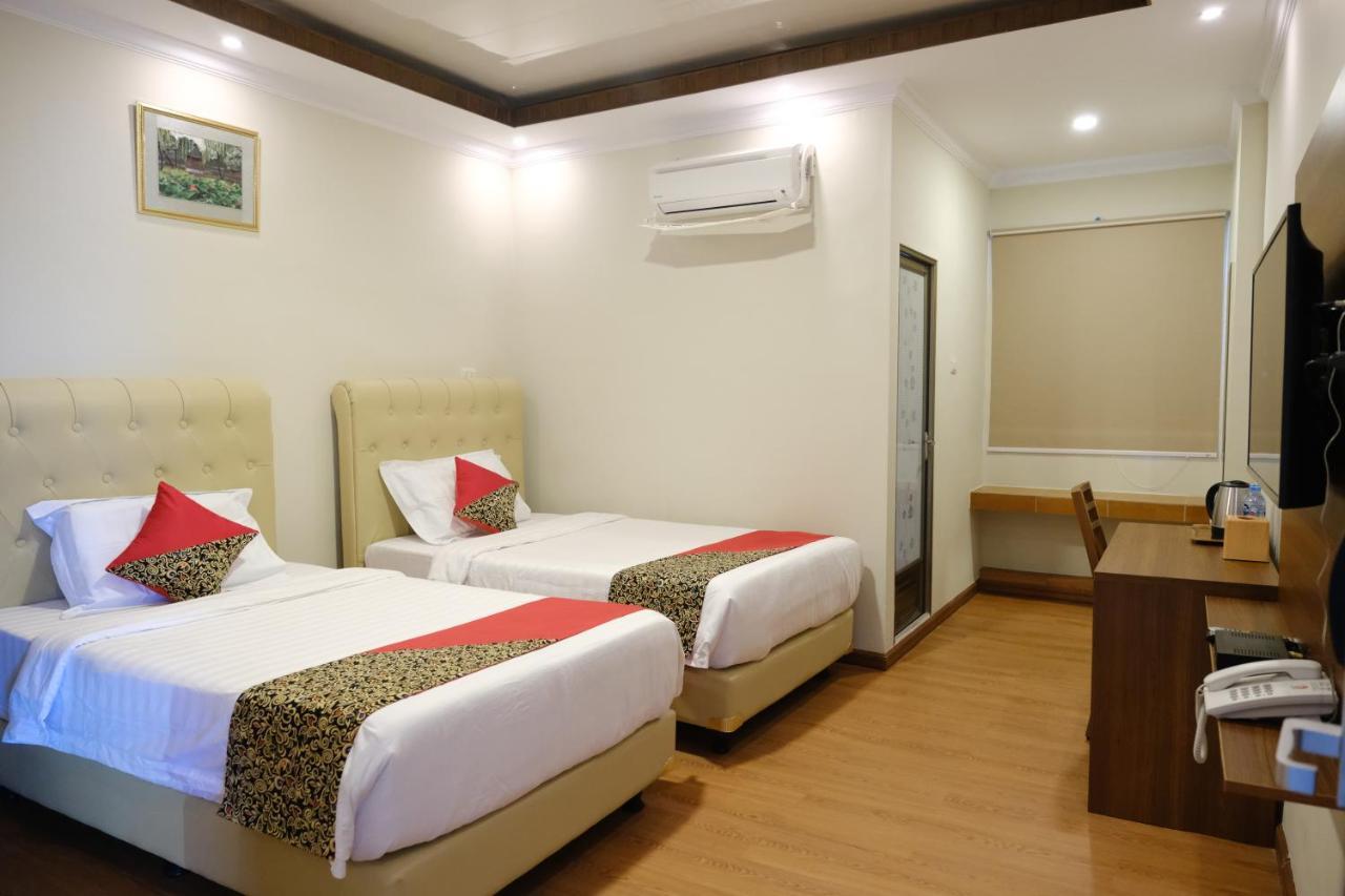 Joyful Hotel Tanjung Pandan Esterno foto